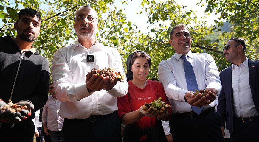 Bakan Işıkhan işçilerle fındık topladı