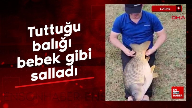 Edirne’de yakaladığı dev balığı bacaklarının üzerinde bebek gibi salladı