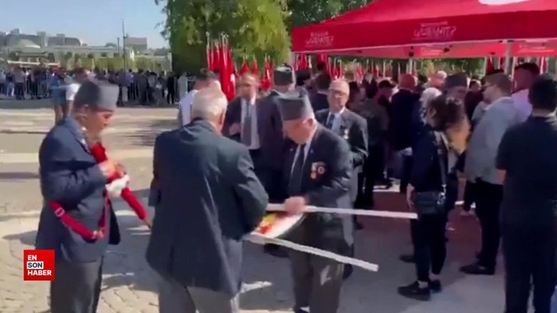 Gaziantep’te 30 Ağustos kutlamalarında İsmail Heniyye posteri açıldı