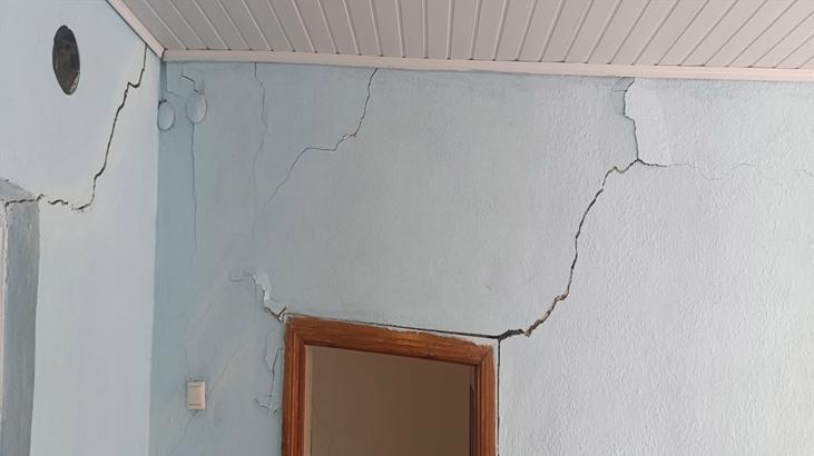 Konya’da bir anda evin duvarları çatlama başladı! Ev jandarma tarafından tahliye edildi