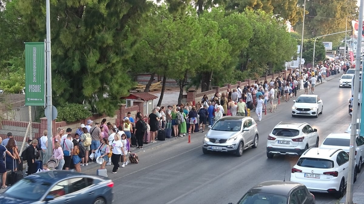 Midilli Adası’na geçişlerde yoğunluk: Yüzlerce metrelik kuyruk