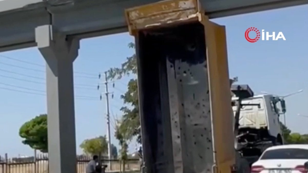 Van’da damperi açılan kamyon üst geçide takıldı