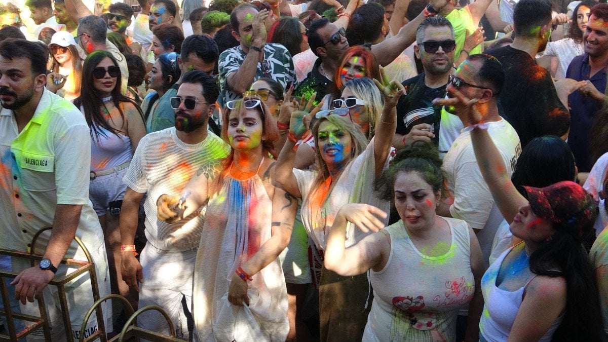 Van’da İranlı turistler esnafın yüzünü güldürdü