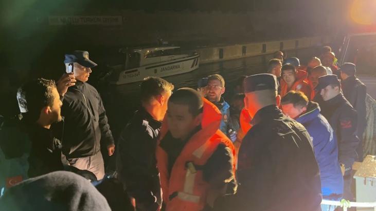 Gemiden tahliye edilen 25 personel tedbiren hastaneye götürüldü