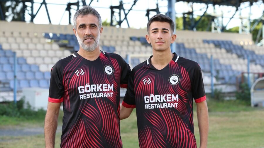 Hatay’da futbolcu baba ve oğlu aynı takımda oynuyor