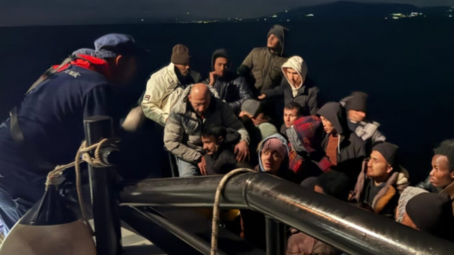 İzmir açıklarında 10’u çocuk 37 düzensiz göçmen kurtarıldı