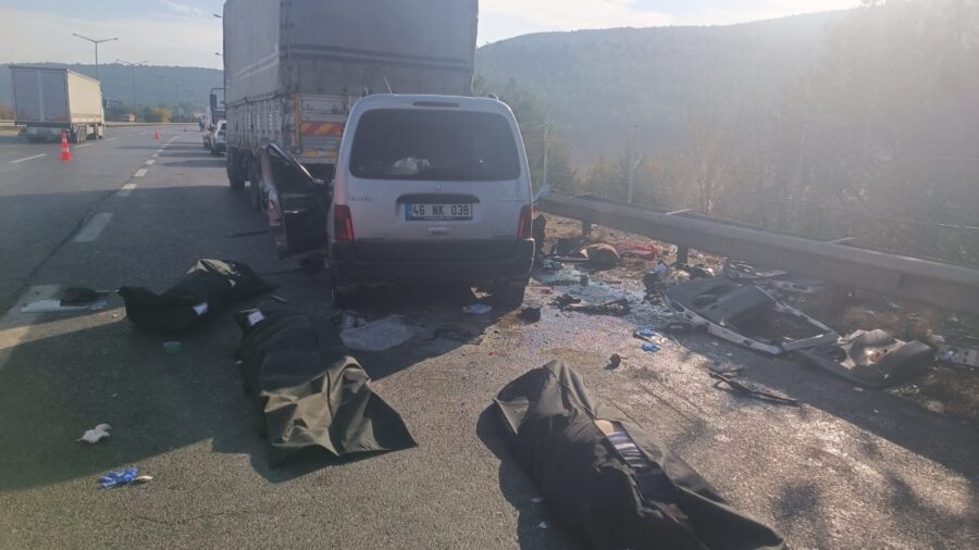 Mersin’de hafif ticari aracın, otoyolda kamyona çarpması sonucu 3 kişi hayatını kaybetti