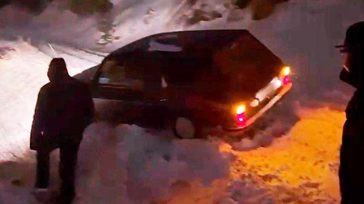 Kayseri’de 3 kişinin bulunduğu otomobil kara saplandı